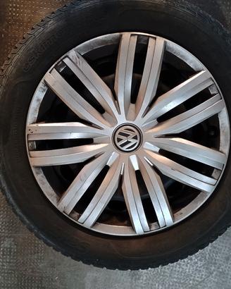 Cerchi originali Volkswagen con borchie e gomme in