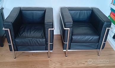 Poltrone e divano nero pelle stile cassina