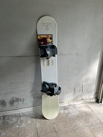 Snowboard praticamente nuovo con custodia