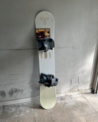 Snowboard praticamente nuovo con custodia