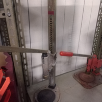 Tappatrice a colonna con bloccaggio a fori