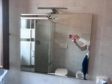 Specchio e lavabo