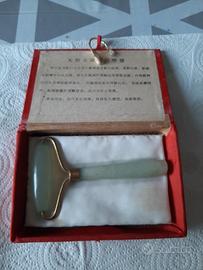 Massaggiatore in giada con rullo-manico puntatore 