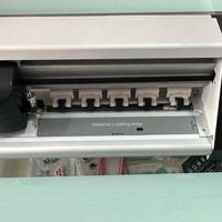 Plotter Cellularline con vari accessori.