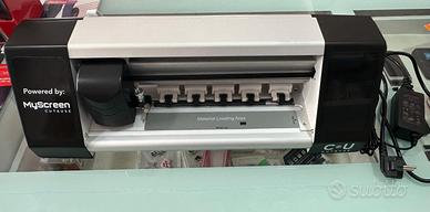 Plotter Cellularline con vari accessori.