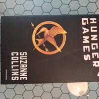 Libro "Hunger games" di Suzanne Collins.