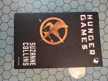 Libro "Hunger games" di Suzanne Collins.