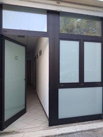 LOCALE AL PIANO TERRA IN ZONA SERVITA