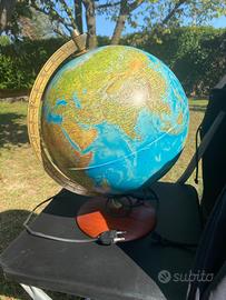 Mappamondo con base in legno