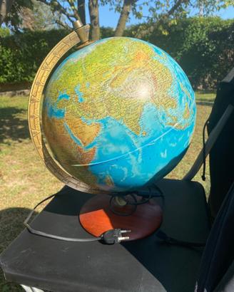 Mappamondo con base in legno