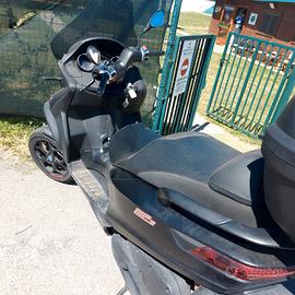 Piaggio MP3 350 - si guida con patente auto