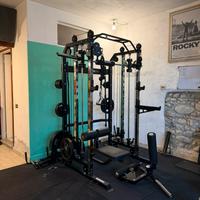 Rack palestra Force USA con pesi e accessori