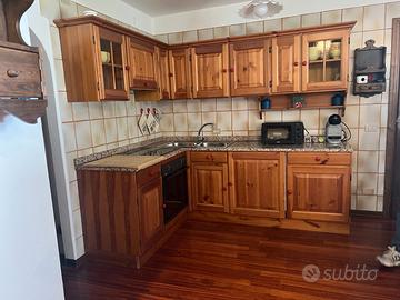 Cucina in pino, piano granito + elettrodomestici