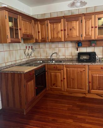 Cucina in pino, piano granito + elettrodomestici