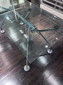 Tavolo Nomos di Norman Foster