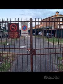 Posto auto coperto in cortile privato, 14-24 agost