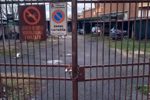 Posto auto coperto in cortile privato, 14-24 agost