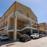 Immobile in centro commerciale con parcheggio