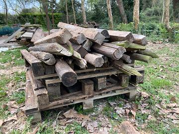 Pali in castagno e travetti