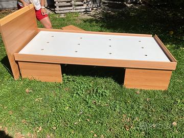 Letto ad una piazza con cassettoni