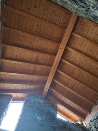 Rustico in pietra da ristrutturare con tetto nuovo