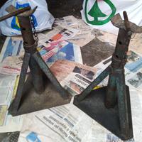 Cavalletti per sostenere l'auto per meccanico