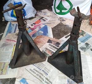 Cavalletti per sostenere l'auto per meccanico