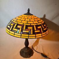 Lampada da tavolo stile Tiffany motivo geometrico
