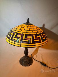 Lampada da tavolo stile Tiffany motivo geometrico