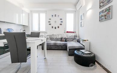 2 LOCALI CON AMPIO BALCONE E POSTO AUTO