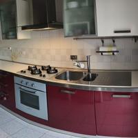 Cucina moderna completa di elettrodomestici