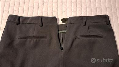 pantalone blu con lampo sul retro