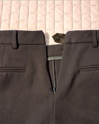 pantalone blu con lampo sul retro