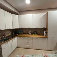 Cucina angolare bianca con piano in legno