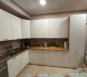 Cucina angolare bianca con piano in legno