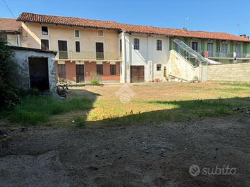 CASA SEMINDIPENDENTE A CASTAGNOLE PIEMONTE