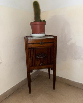 Comodino antico