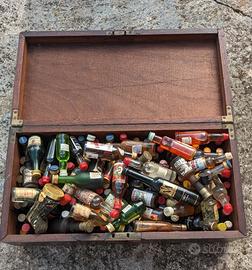 Cassa di legno piena di mini alcolici