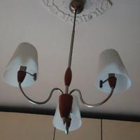 Lampadario moderno in legno e metallo