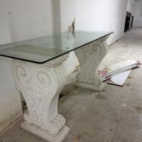 Scrivania in vetro su base in gesso bianco