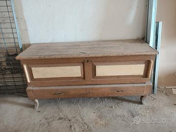 cassapanca d'epoca con cassettone