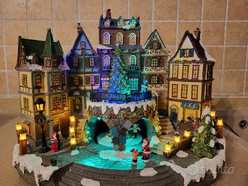 Villaggio Natalizio con albero e treno al centro