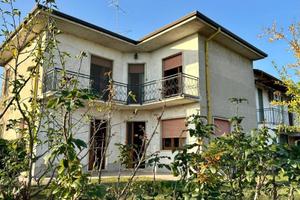 MORTARA 8 KM: VILLA INDIPENDENTE DI AMPIA METRATUR