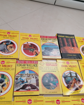 29 libri gialli serie Mondadori, lettura. Wallace