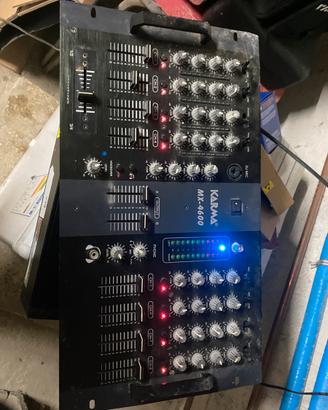 Mixer console dj