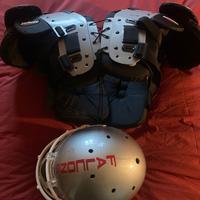 Paraspalle e casco per football americano Schutt