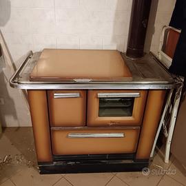Stufa a legna vintage marrone e argento