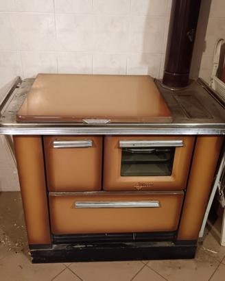 Stufa a legna vintage marrone e argento