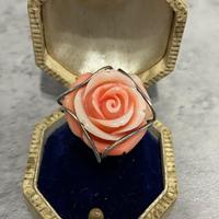 Anello in oro 9K con rosa di corallo