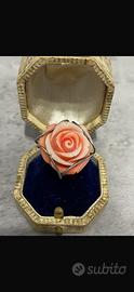 Anello in oro 9K con rosa di corallo